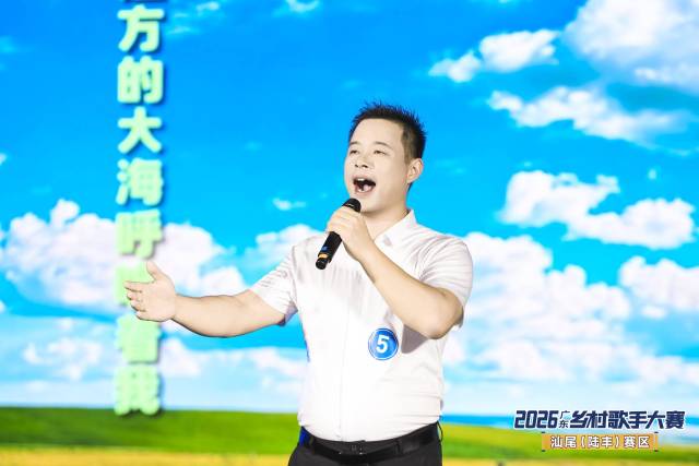 杨永生带来《我是一条小河》,唱出客家人世代绵延的生活韧劲。 杨永生带来《我是一条小河》,唱出客家人世代绵延的生活韧劲。