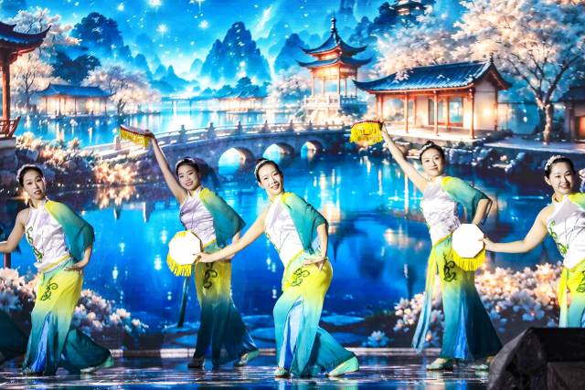 陆丰市文艺志愿者协会、陆丰市舞之韵艺术中心带来钱鼓舞《钱鼓声声》, 陆丰市文艺志愿者协会、陆丰市舞之韵艺术中心带来钱鼓舞《钱鼓声声》,