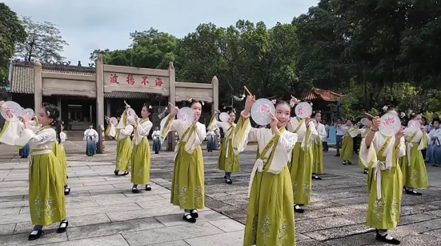 唱念做打样样试，这群红领巾 “入戏”了