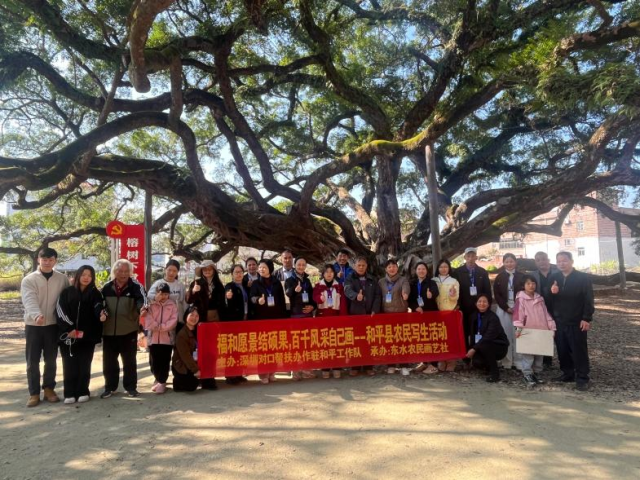 工作队组织基地学员外出写生。 工作队组织基地学员外出写生。