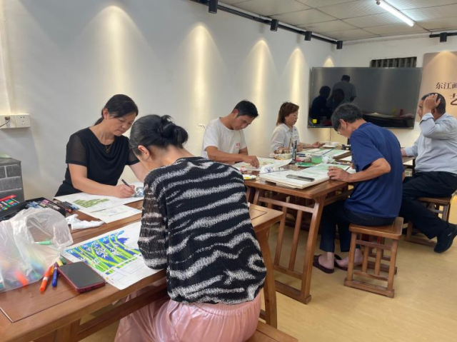 “东江画境”农民画基地里,学员们正在绘画。 “东江画境”农民画基地里,学员们正在绘画。