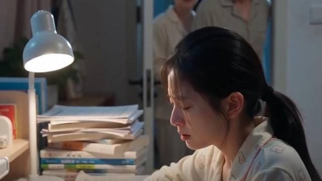 20多岁女子因裁员焦虑，每天学习到凌晨五点，医生：强迫症的典型表现