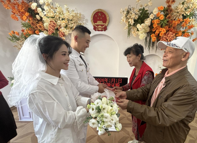 赤坎老街婚姻登记处举办金婚银婚夫妇元旦颁证仪式。