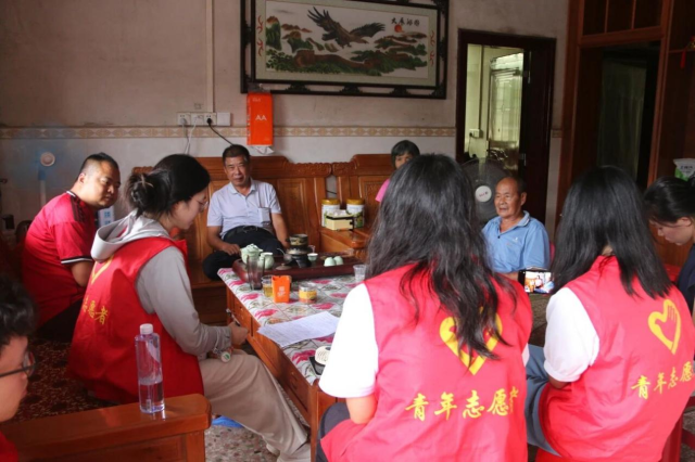 汕大师生走进村民家中听村民讲村史。 汕大师生走进村民家中听村民讲村史。