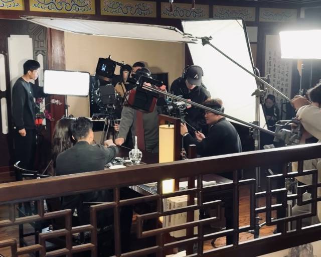 短剧剧组在天下第一壶中华茶道馆内取景拍摄 短剧剧组在天下第一壶中华茶道馆内取景拍摄