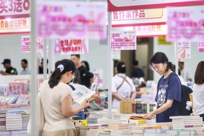 AI陪读、遛弯翻书，南国书香节这波隐藏玩法被广东人发现了