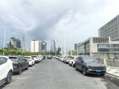 路未完工即成停车场 ，财大师生出行受困