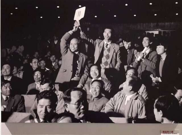 深圳经济特区房地产公司在新中国首次土地使用权公开拍卖中，拍得“东晓花园”地块使用权。