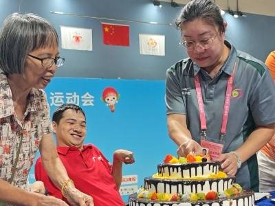 视频 | 赛场边的生日会，和一位母亲29年无法放弃的孩子