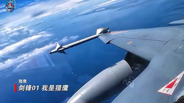 南部战区位黄岩岛领海领空及周边区域组织战备警巡