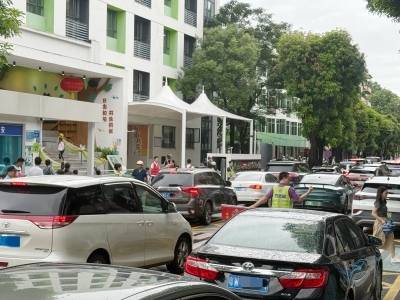 人海寻娃、秩序混乱！莞城接送难题何解？｜在+帮办