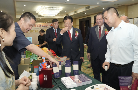 全球客家·崇正会联合总会总执行长曾观涛（中）点赞紫金蝉茶