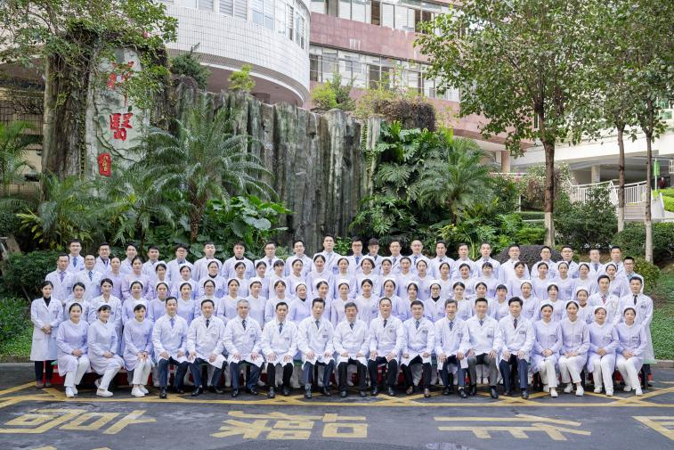 佛山禅医脊柱骨科全员合照。通讯员供图 佛山禅医脊柱骨科全员合照。通讯员供图