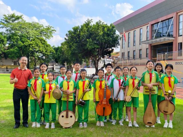 2025年暑期,李海荣与傍江东小学少儿民乐团训练合影。 2025年暑期,李海荣与傍江东小学少儿民乐团训练合影。