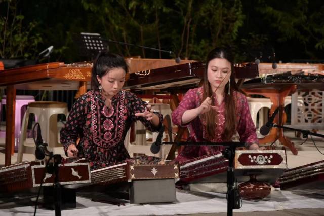 曾钰婷(左一)在2026国际扬琴学术峰会上演奏。 曾钰婷(左一)在2026国际扬琴学术峰会上演奏。