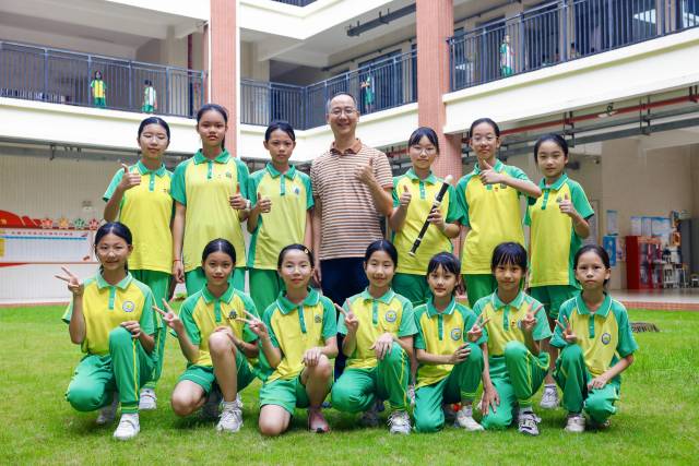 李海荣与水濂小学粤剧团、竖笛团成员。 李海荣与水濂小学粤剧团、竖笛团成员。