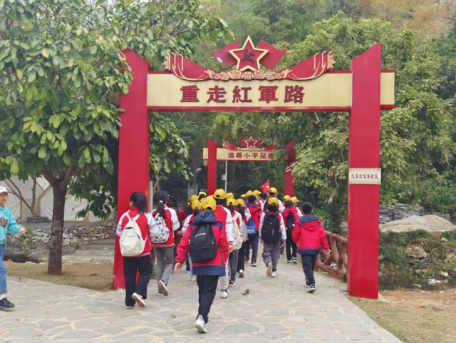 学生、游客在龙州县红军古道体验“重走红军路”。 学生、游客在龙州县红军古道体验“重走红军路”。