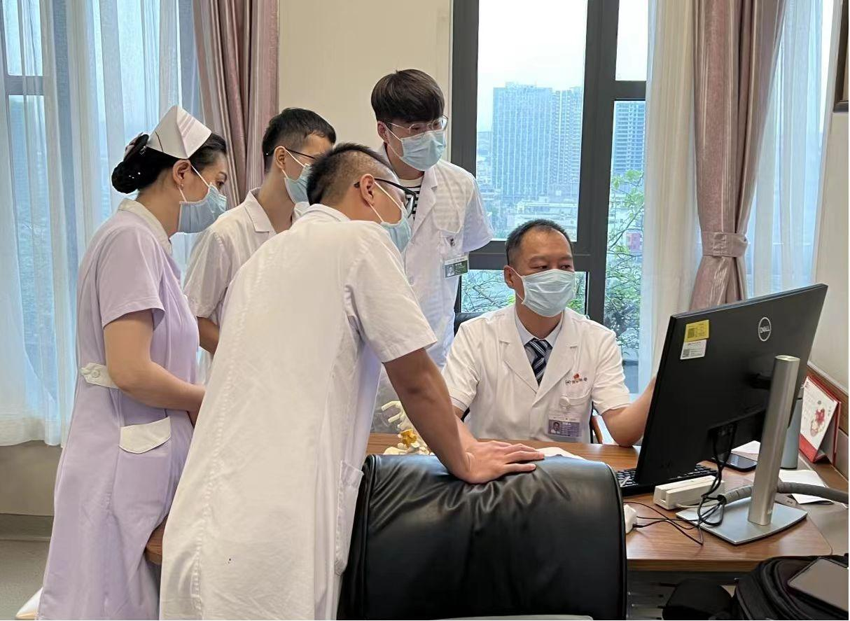 赵晓东把传道授业解惑当作自己的责任。通讯员供图 赵晓东把传道授业解惑当作自己的责任。通讯员供图