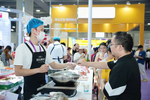 食客排长队品鉴潮汕牛肉丸。 食客排长队品鉴潮汕牛肉丸。