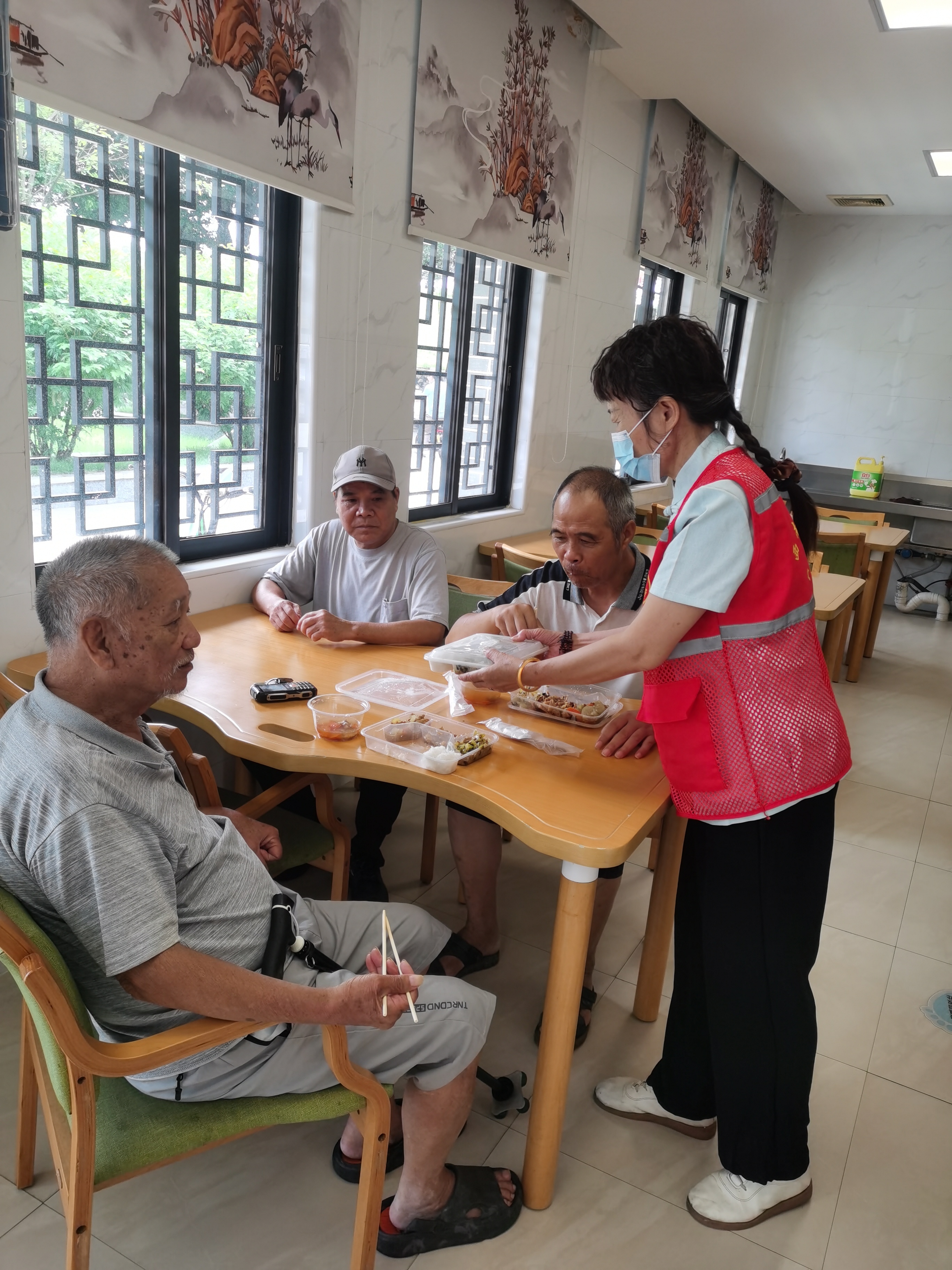 63岁的苏惠文(右一)坚持在长者饭堂做志愿服务10年。 63岁的苏惠文(右一)坚持在长者饭堂做志愿服务10年。