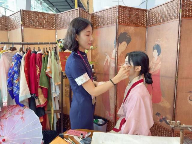博物馆里的铜镜、粉盒,亮出了国货美妆千年“家底”|文化新现场