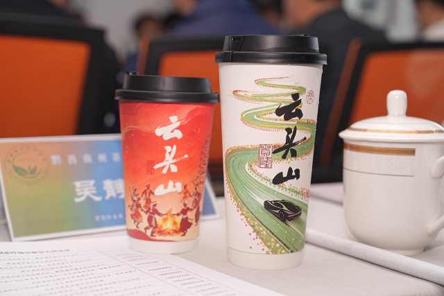 广东茶企代表提出要给贵州茶“穿上年轻人喜欢的外衣”。 广东茶企代表提出要给贵州茶“穿上年轻人喜欢的外衣”。