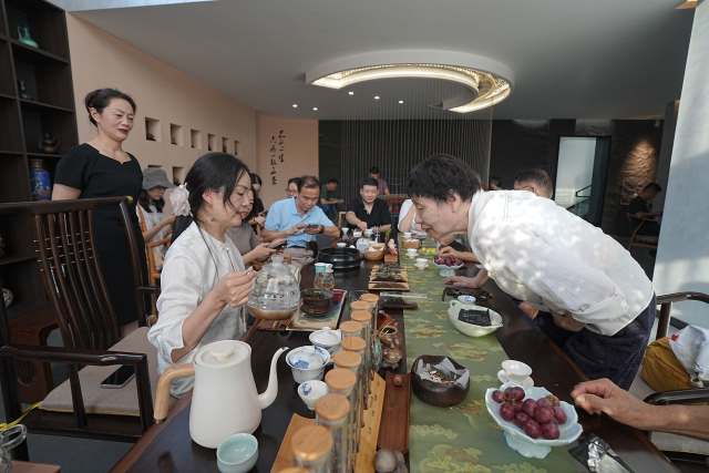 普安古树茶的甜香,现场征服了广东茶行业代表的味蕾。 普安古树茶的甜香,现场征服了广东茶行业代表的味蕾。