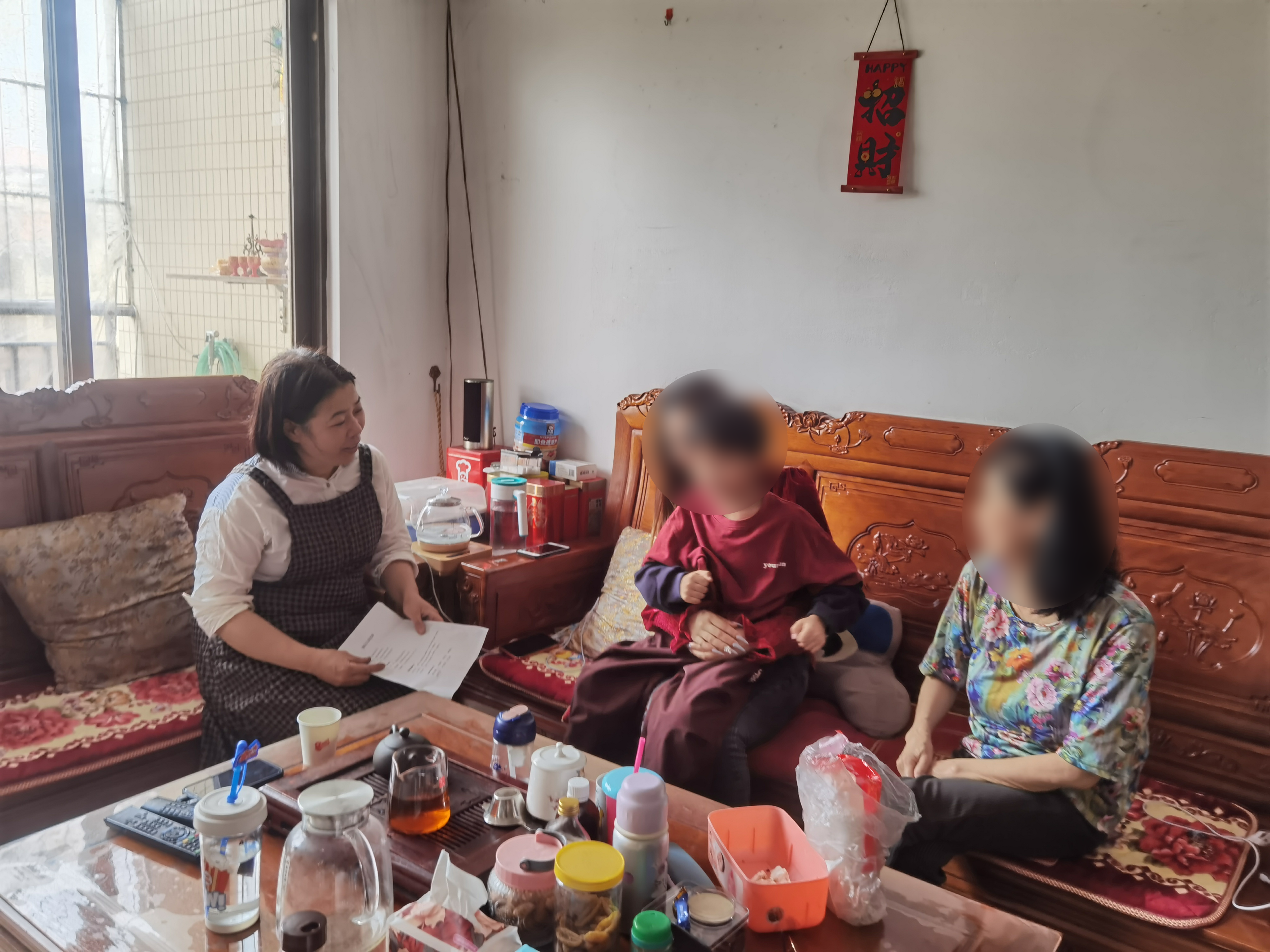 工作中的家事调查员。顺德区妇联供图