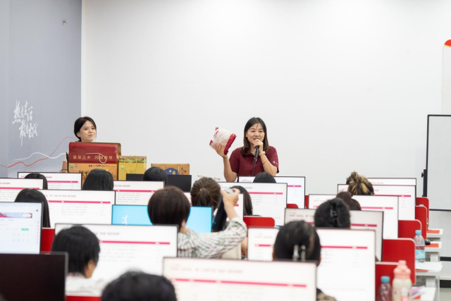 课堂上,学员们踊跃发言,将村播工作中遇到的问题向老师请教。 课堂上,学员们踊跃发言,将村播工作中遇到的问题向老师请教。