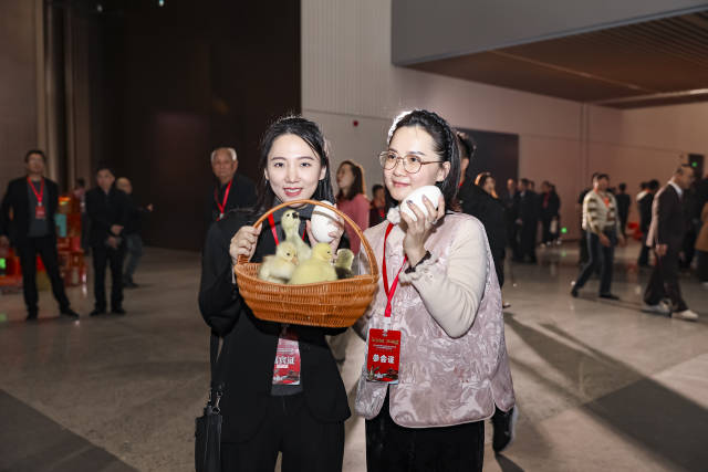 “泰国V姐”(左)受邀参加汕头市狮头鹅产业协会年会。 “泰国V姐”(左)受邀参加汕头市狮头鹅产业协会年会。