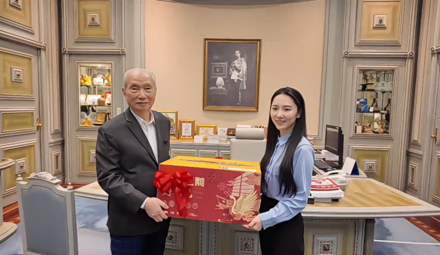 “泰国V姐”为长辈送狮头鹅。 “泰国V姐”为长辈送狮头鹅。