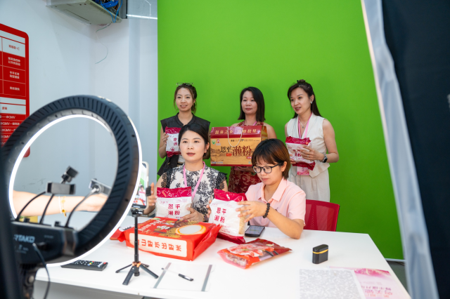 实操中,学员们互相帮助,自动结成“熟手带新手”的组合完成课堂任务。 实操中,学员们互相帮助,自动结成“熟手带新手”的组合完成课堂任务。