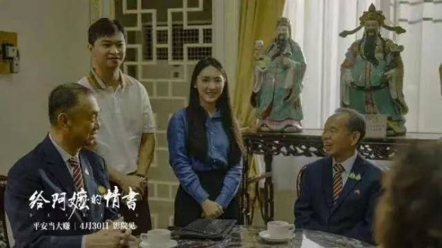 《给阿嬷的情书》电影中,“泰国V姐”饰演寻亲向导。 《给阿嬷的情书》电影中,“泰国V姐”饰演寻亲向导。