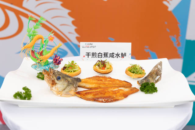 依托“年鱼经济”,白蕉海鲈被制作成各式美味,通过“预制菜”的形式走进更多地区家庭。 依托“年鱼经济”,白蕉海鲈被制作成各式美味,通过“预制菜”的形式走进更多地区家庭。