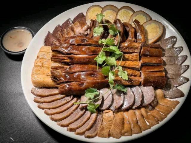 卤鹅不但是潮汕重要宴席上的必备菜式,更是潮汕游神赛会中的主要贡品,卤鹅之于潮汕人,不仅是一道美味,更是文化与情怀。 卤鹅不但是潮汕重要宴席上的必备菜式,更是潮汕游神赛会中的主要贡品,卤鹅之于潮汕人,不仅是一道美味,更是文化与情怀。