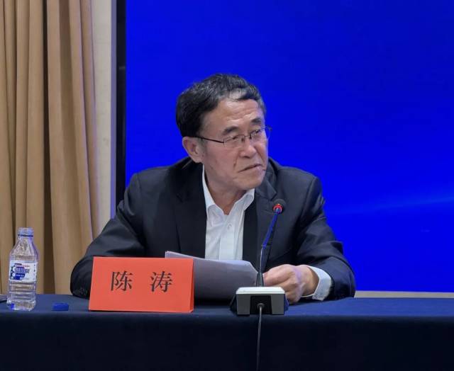 中国农业机械流通协会秘书长陈涛主持发布会 中国农业机械流通协会秘书长陈涛主持发布会
