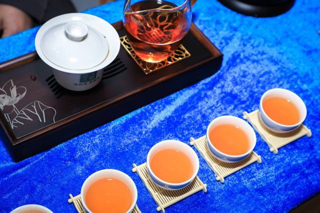 仁化县是岭南白毛茶的故乡。仁化红山乡黄岭嶂的“云雾白毫”茶,曾是清代嘉庆朝的宫廷贡品。 仁化县是岭南白毛茶的故乡。仁化红山乡黄岭嶂的“云雾白毫”茶,曾是清代嘉庆朝的宫廷贡品。