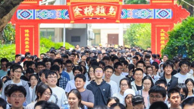 兴农评丨一学期仅一次上课如厕权，绝不是县中困局的解药