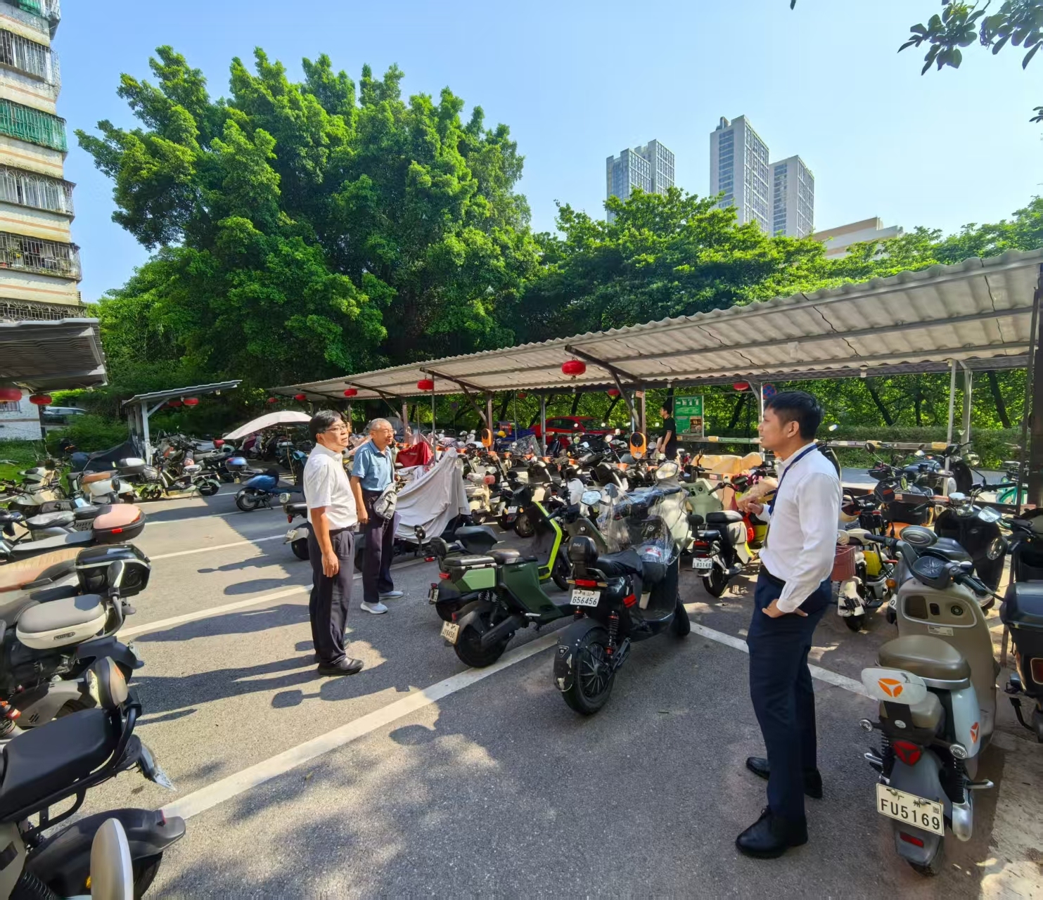 佛山住建部门检查人员在禅城区金茂悦检查电动自行车停充放设施。佛山市住建局供图