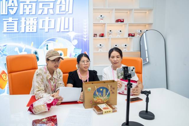 从“不会播”“不敢播”到能在镜头前流利表达,学员们在四天的培训中进步神速。 从“不会播”“不敢播”到能在镜头前流利表达,学员们在四天的培训中进步神速。