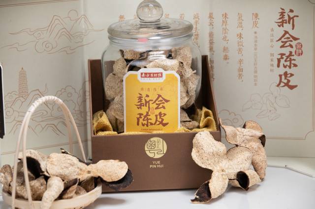 新会陈皮具有很高的药用价值,早在宋代就已成为南北贸易的“广货”之一。 新会陈皮具有很高的药用价值,早在宋代就已成为南北贸易的“广货”之一。