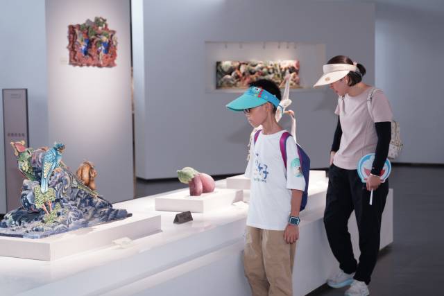 在广州民俗博物馆,亲子家庭近距离观摩花都灰瓷技艺作品。 在广州民俗博物馆,亲子家庭近距离观摩花都灰瓷技艺作品。