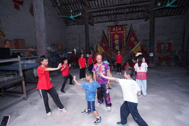 在芝俊徐公祠(徐伟武馆),师傅们教孩子们简单的武术动作。 在芝俊徐公祠(徐伟武馆),师傅们教孩子们简单的武术动作。