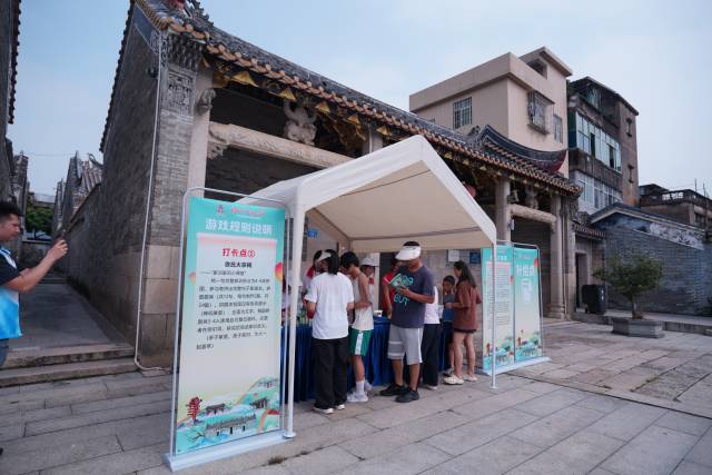 活动让亲子家庭、青年朋友有机会深入三华村首开区,在古祠堂里了解千年村脉。 活动让亲子家庭、青年朋友有机会深入三华村首开区,在古祠堂里了解千年村脉。