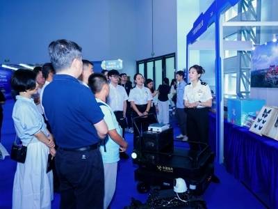 可意念操控的“脑机AI轮椅”开进2026年广东省科普创新展现场
