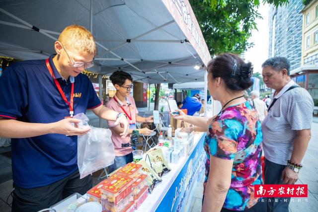 湾区市民酷爱鹤山龙州协作而成的牛肉及水牛奶产品,图为市民购买温三爷牛肉产品。 湾区市民酷爱鹤山龙州协作而成的牛肉及水牛奶产品,图为市民购买温三爷牛肉产品。