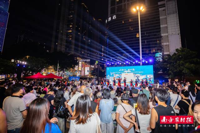 龙州水牛奶、壮锦等龙州特产,以及壮族非遗表演,吸引不少湾区市民关注围观。 龙州水牛奶、壮锦等龙州特产,以及壮族非遗表演,吸引不少湾区市民关注围观。