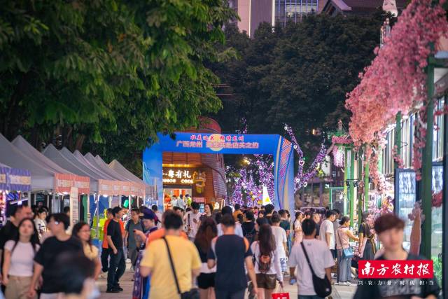 龙州水牛奶、壮锦等龙州特产,吸引不少湾区市民围观试饮。