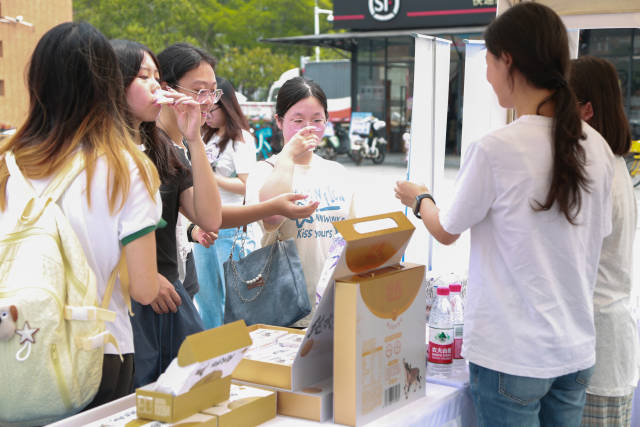 龙州水牛奶浓香、高营养‌，蛋白质含量普遍在4.5克/百毫升以上，比普通牛奶高出一截，口感浓郁到能“挂杯”。‌‌不少学生纷纷品尝。