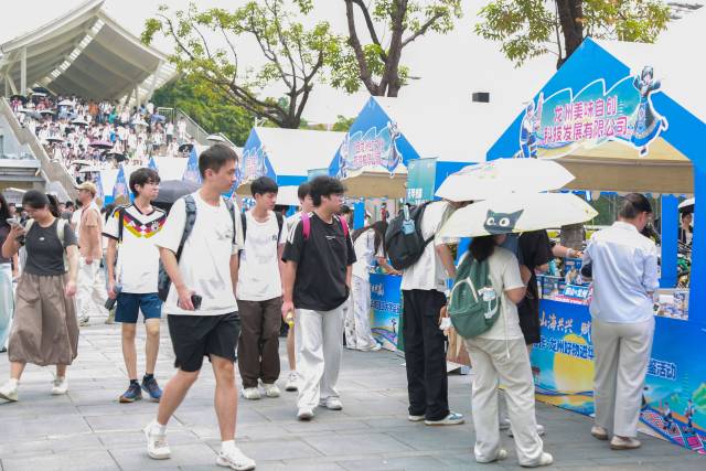 正午下课，师生集中涌向展位，沉浸式体验来自龙州和鹤山的好物。
